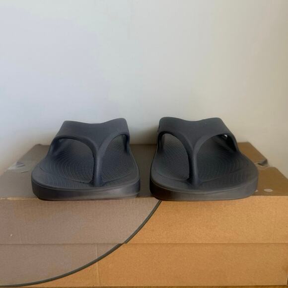 OOFOS OOriginal Grey Unisex Recovery Sandals Flip Flops- SZ M 7- W 9